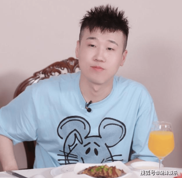 原创杨九郎机场怼粉丝惹争议用手指人大吼大叫是他飘了吗