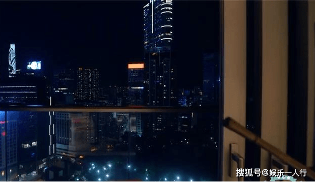 夜晚到阳台放松一下,吹吹晚风,看看这个城市,香港夜景虽美,可被高楼