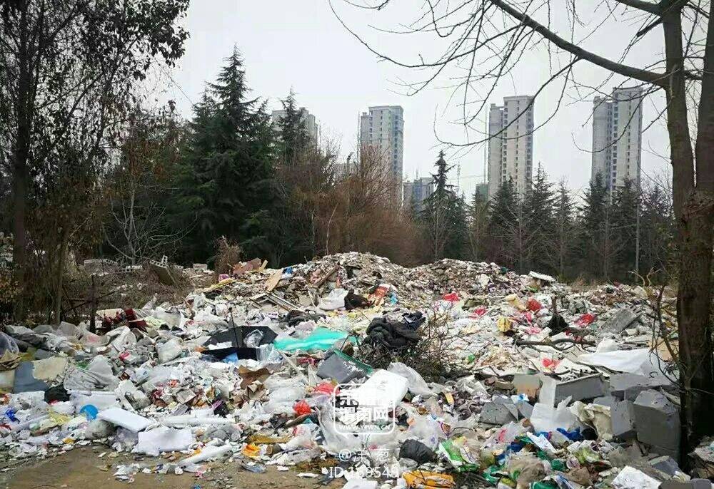 渭南消防主题公园附近遍地垃圾，竖着“请勿乱扔垃圾”标语牌都没用