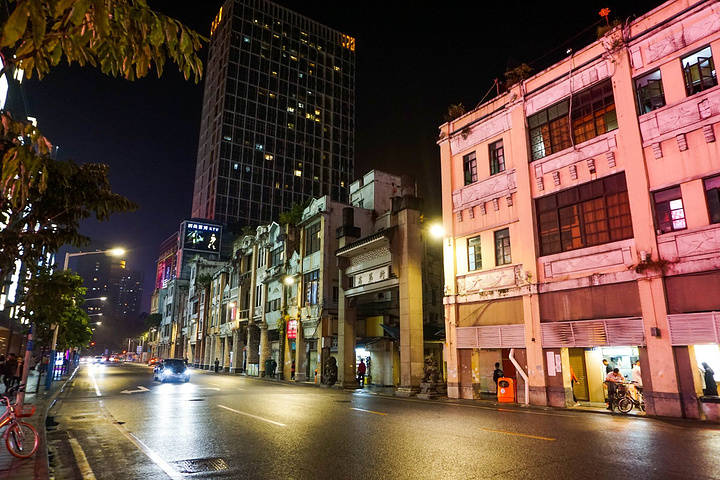 广州最有名的一条街，人来人往，热闹非凡，现在去的人少了许多