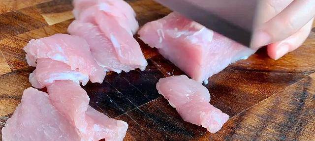 把肉切成厚厚的薄片 c93c9d927f9c44d78acf7df65efe17f6.jpeg