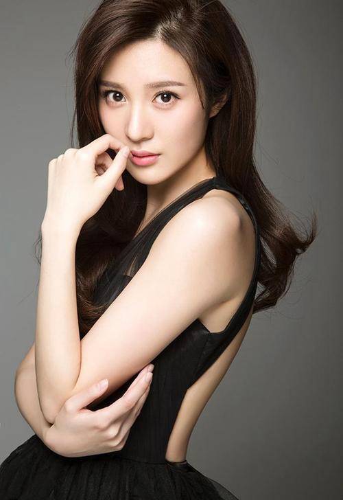 65老戏骨罕见晒正面照,皮肤光滑鱼尾纹突出,无儿无女抚养侄女_邬倩倩