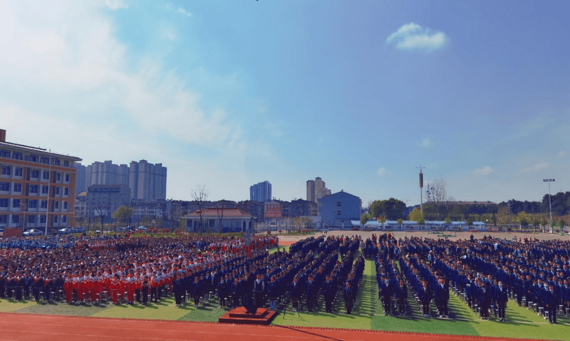 法制报告会上,来自城固县普法学校的李启勇警官通过案例教育同学们