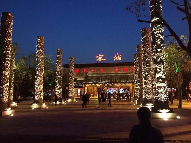 杭州有一处仿古景区，门票费用可达300多元，游客却慕名而来