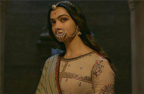 1631年,阿姬曼·芭奴跟着沙·贾汗南征,在行军过程当中她又怀孕了,在