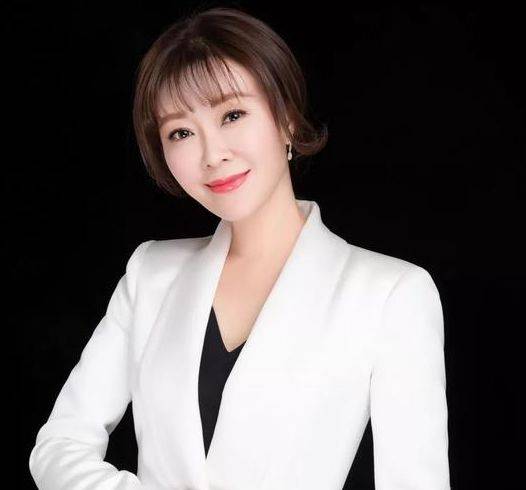 原创她是央视名嘴嫁主持界一哥丁克15年40岁生孩子却成女儿奴