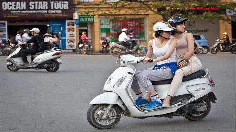 越南美女为何非要侧身坐摩托，而不跨着坐，原来背后还藏有隐情