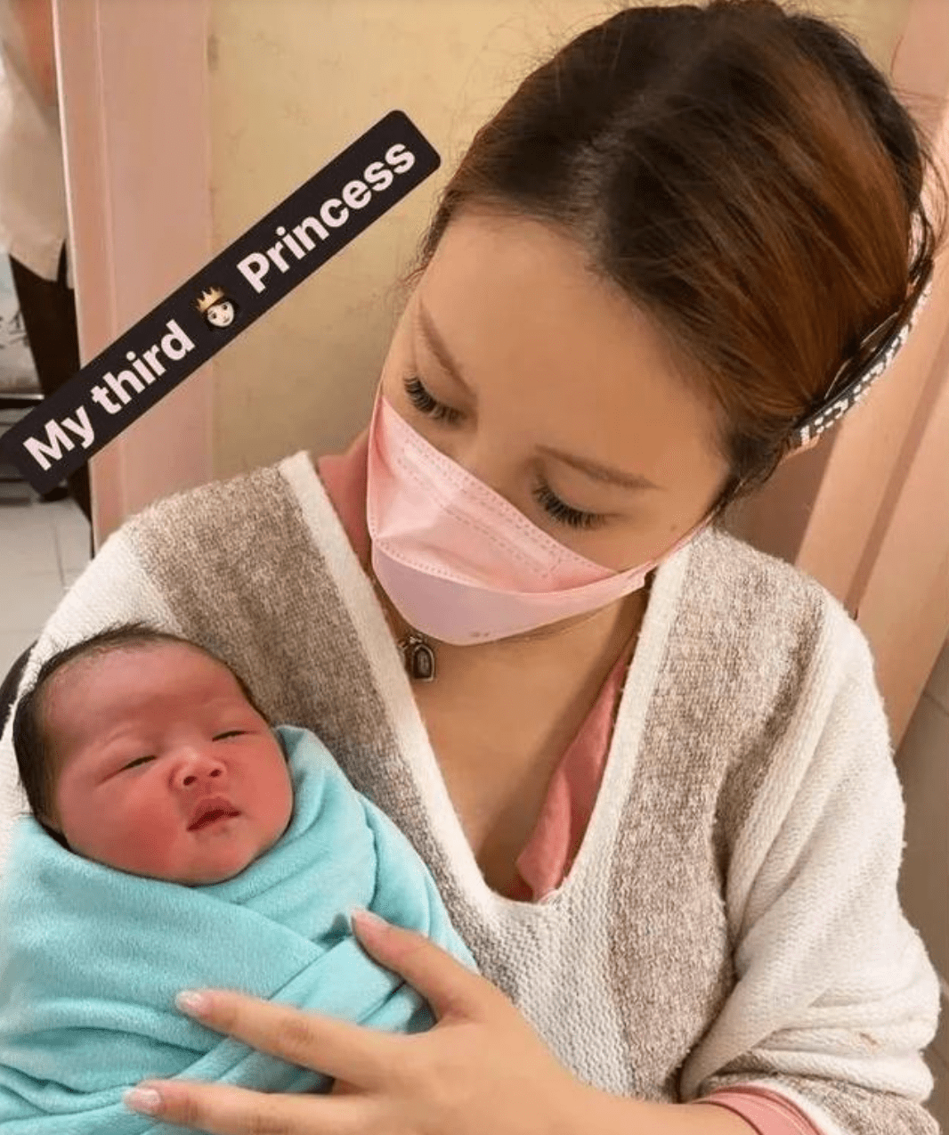 2016年,郭玥彤嫁给富商李冠峰,连生3个女儿.