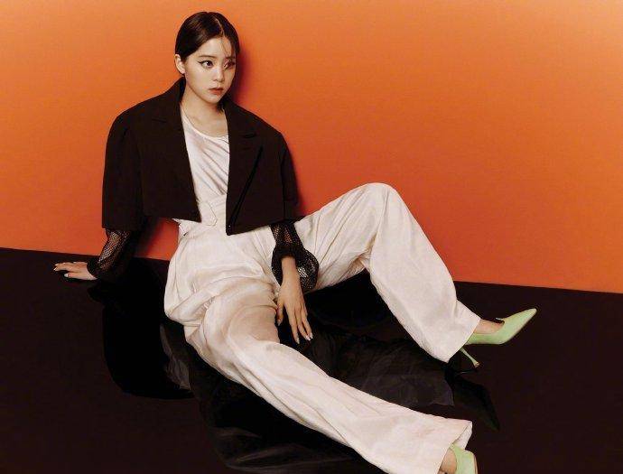 原创女明星化妆还化腿?欧阳娜娜给全腿涂高光,上镜却被嘲青年发福