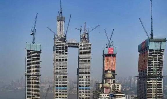 240亿建重庆第一高楼，寓意十分美好，但本地人却不太能接受