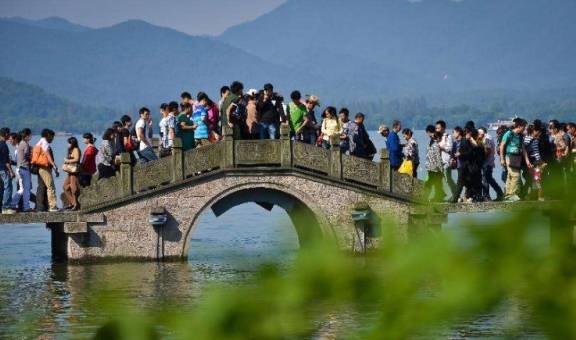 60万人挤爆西湖，果然中国只有两个景区“人山”和“人海”