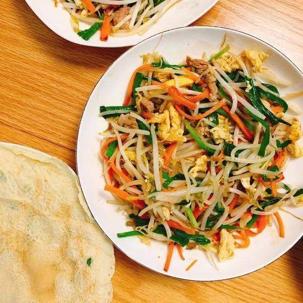 春饼卷合菜鲜香脆嫩的炒合菜和春饼是绝配