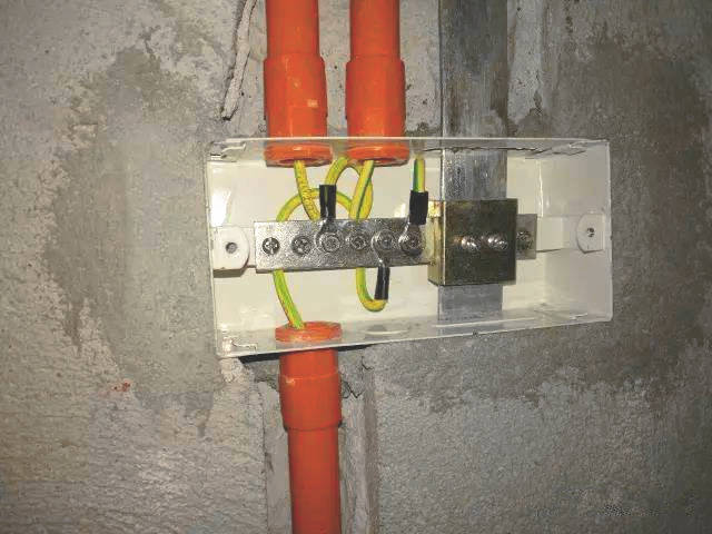 在装修时将卫生间里的插座,卫浴,水管等等连接到等电位上,就能起到