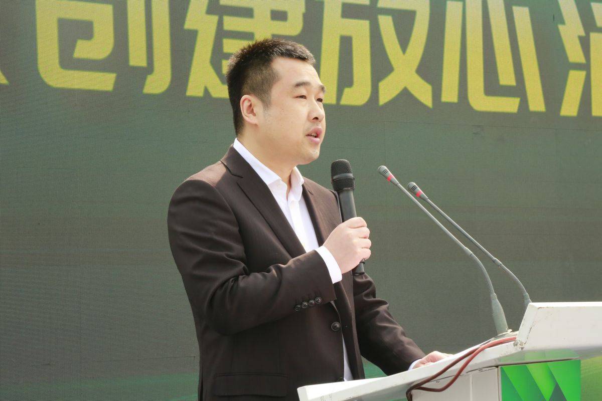 副秘书长黄晓华等领导为基层维权服务站及市级放心消费示范单位授牌