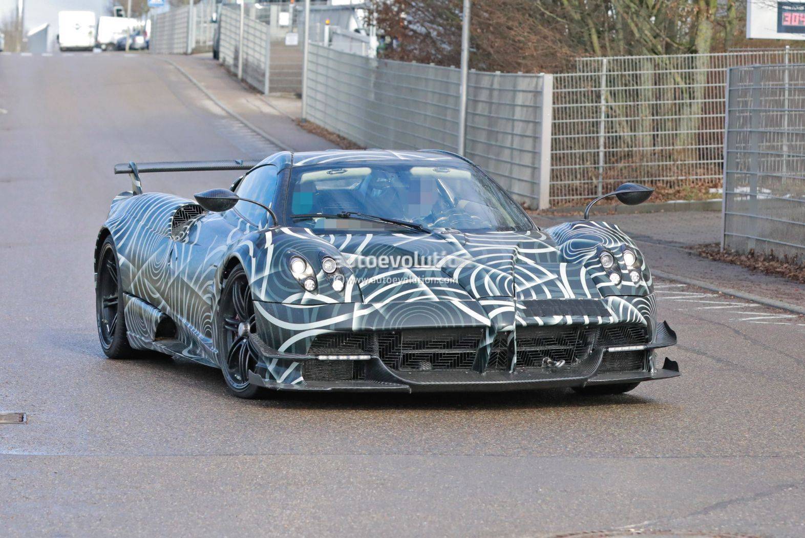 全新空力套件，或加入48V轻混，帕加尼Huayra R谍照曝光_搜狐汽车_搜狐网