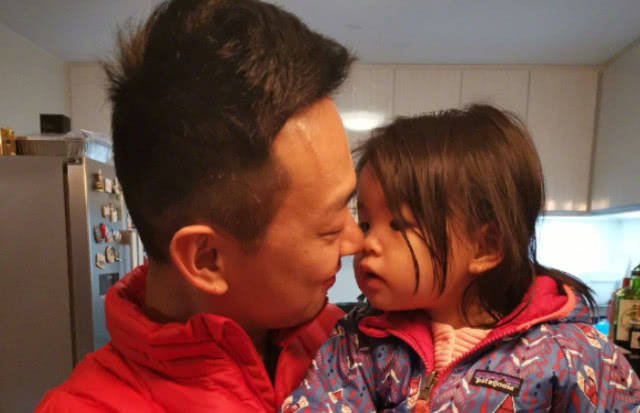 他的妻子是骆保雯,据说是应采儿的助手.