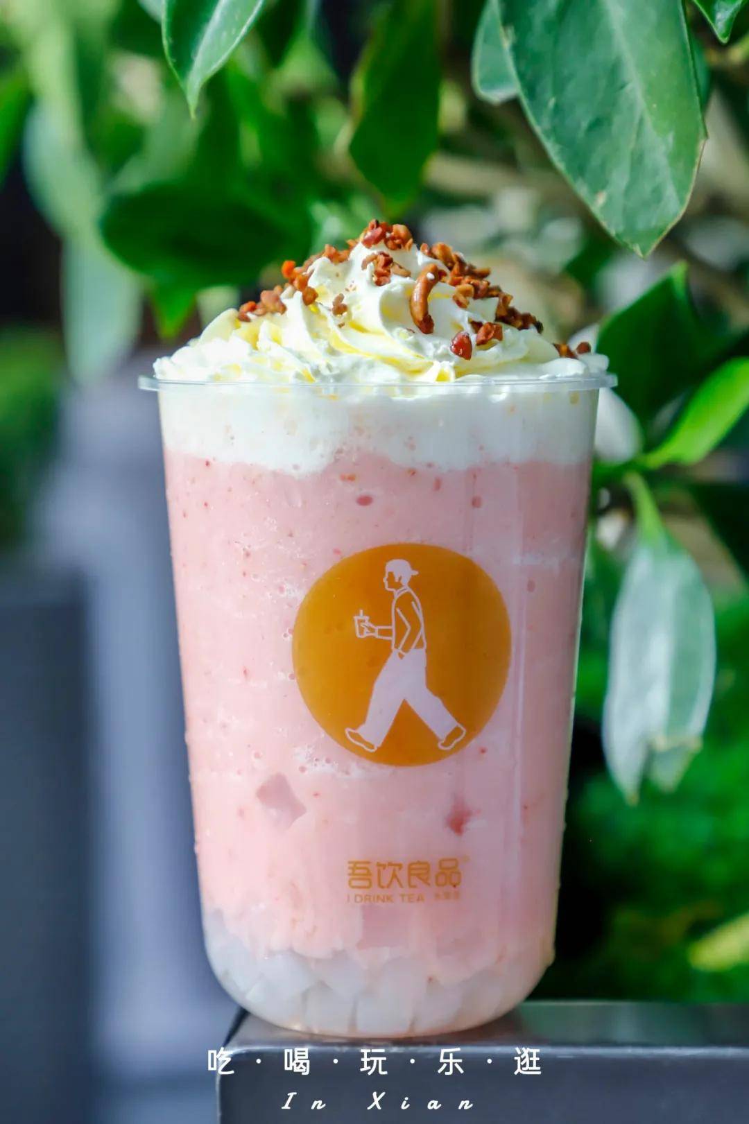 再吸上一口,是醇香四季春与草莓冰沙,清爽宜人～最底层铺上厚厚的一层