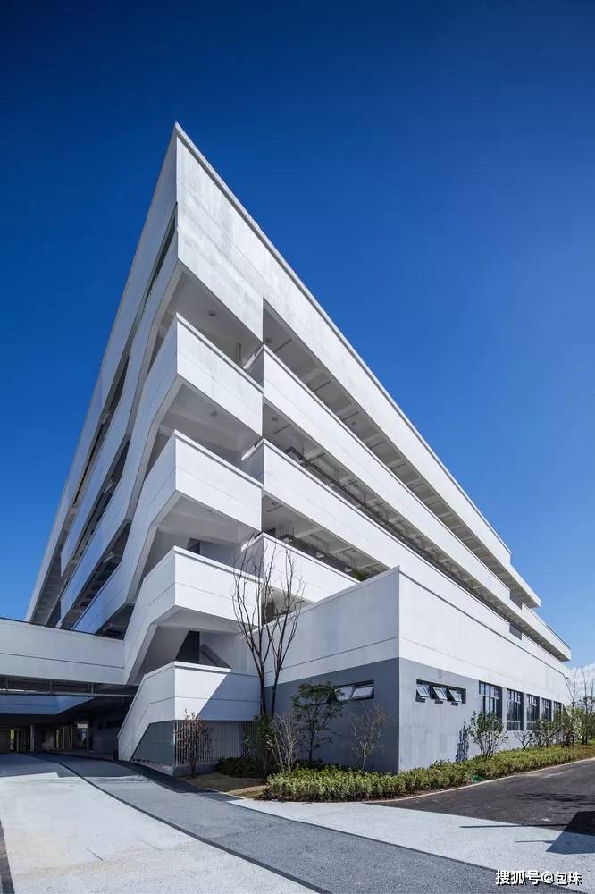 唐镇建平中学新校区9月1日开学迎新生!让我们欣赏一下校园全貌