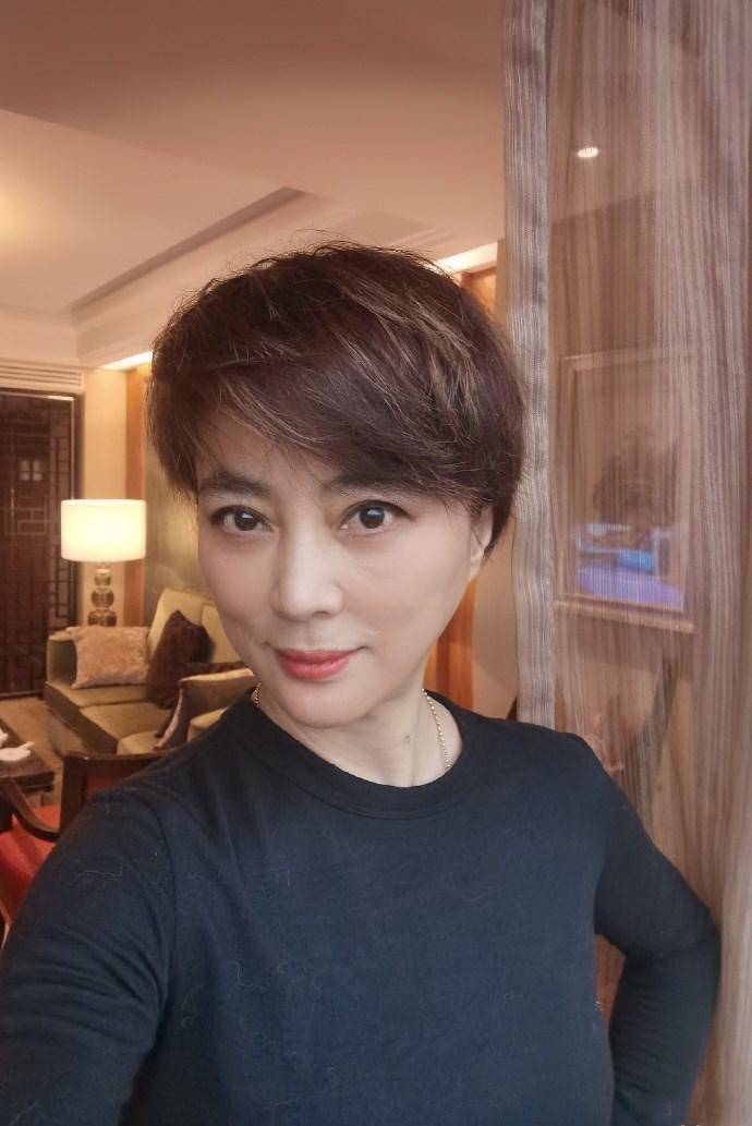 58岁李玲玉携子逛街,穿西装戴翡翠贵气十足,儿子挂佛珠很佛系