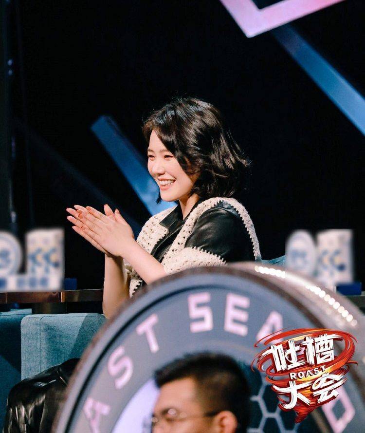 马思纯参加吐槽大会穿黑色皮衣加皮裙34岁穿着太显老了