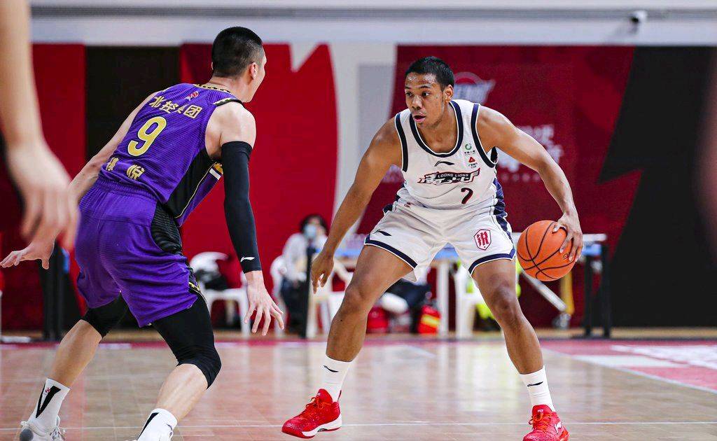 摩尔27 3 7,广州队击败北控,约瑟夫·杨砍下23分