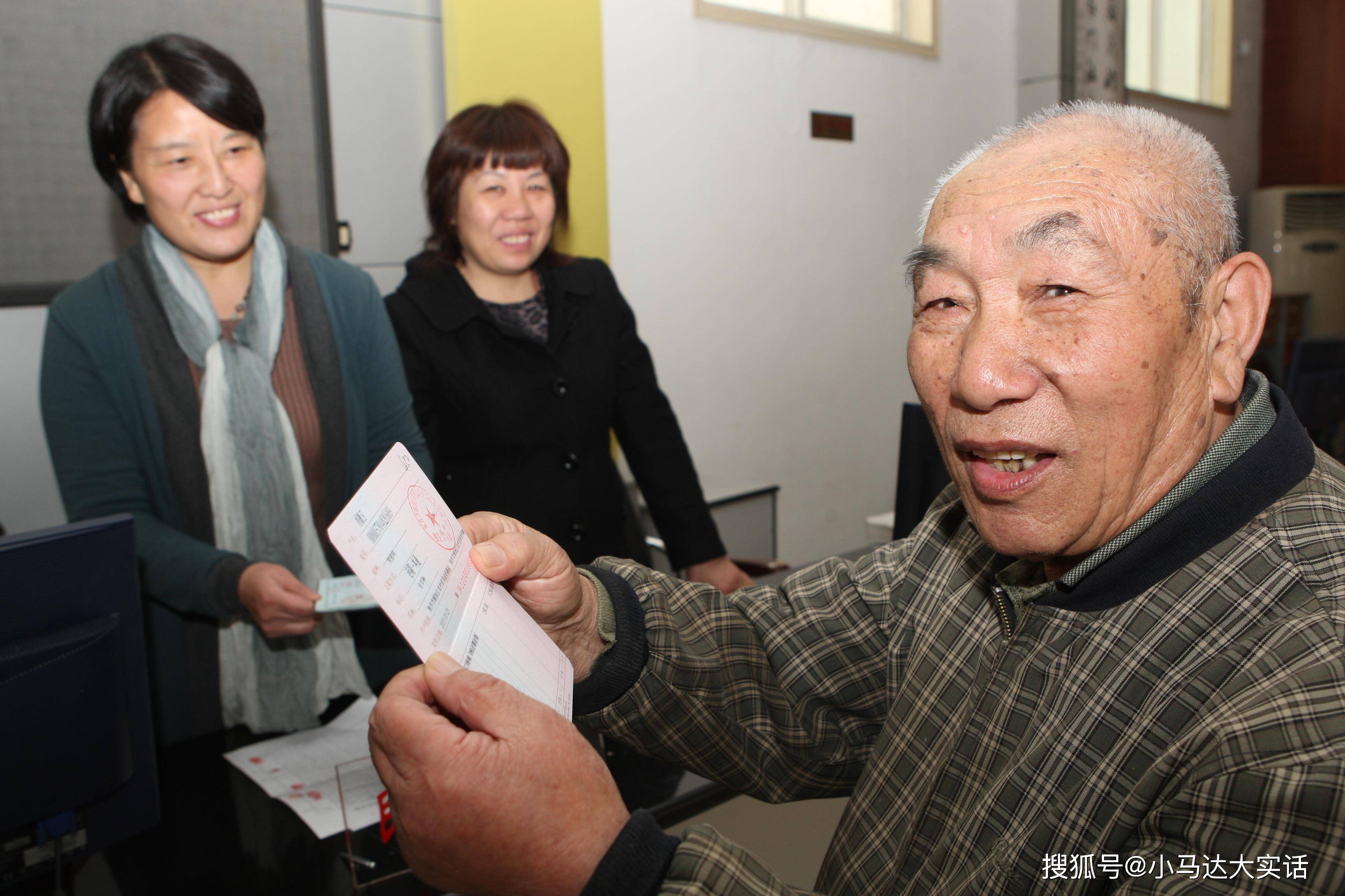 为什么有些老人,月月领着5-6千元退休金,还要去当保安?