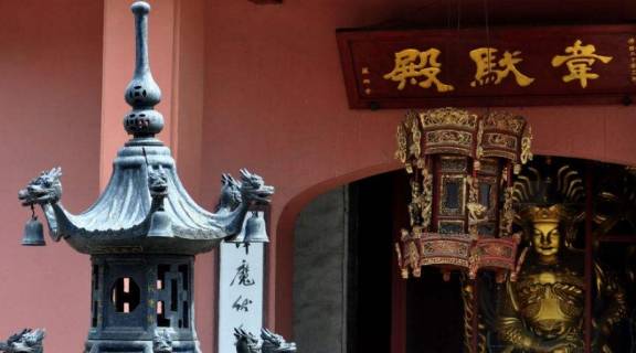 上海最不该被忽略的寺庙，本地人最爱去，香火旺盛不输静安寺