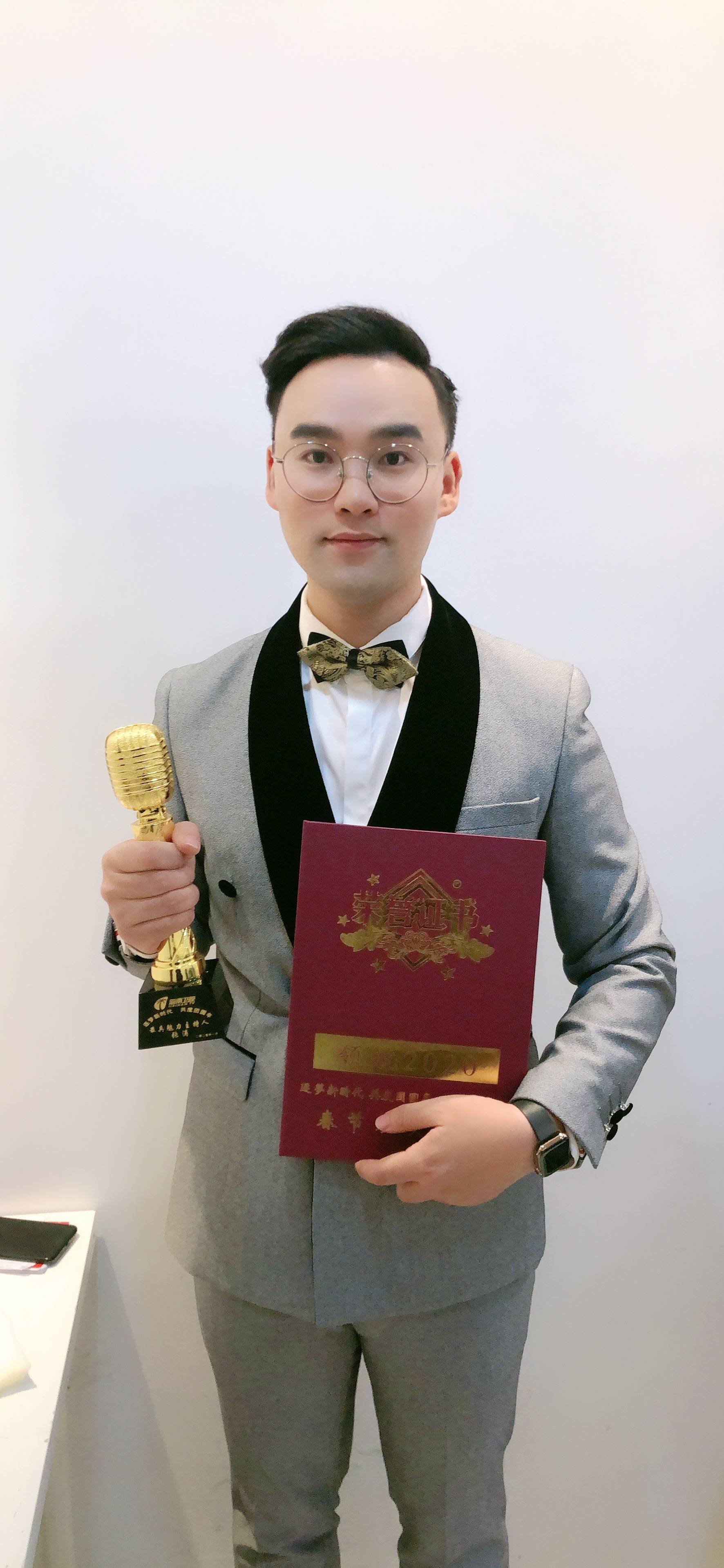 主持人张涛主持照