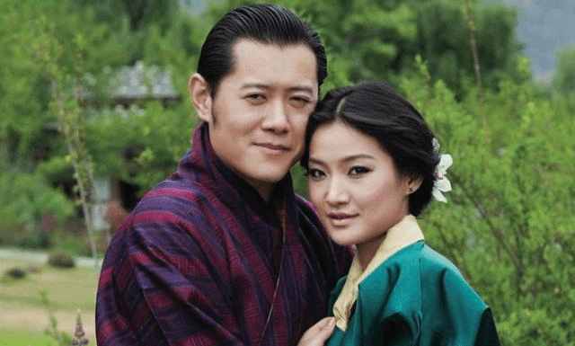 不丹王后怀抱两个儿子好幸福，地位稳如泰山，有无爱情并不重要