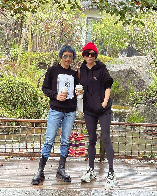 刘嘉玲和弟媳同框晒照：穿奢华外套戴红帽子，一套价值超5万元