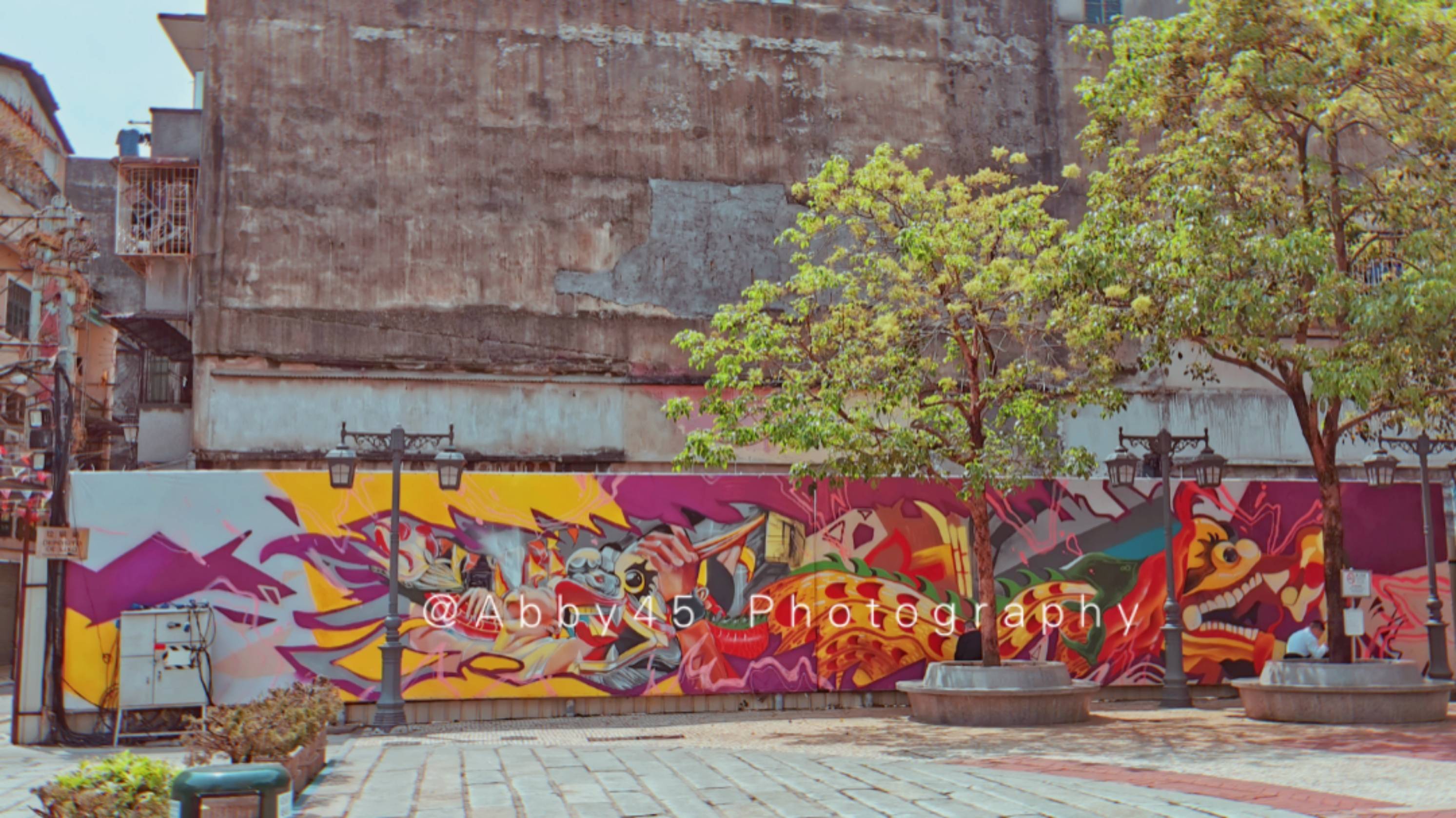 澳门有条神奇的十月初五街 两侧的彩虹屋个性十足 融合中西文化