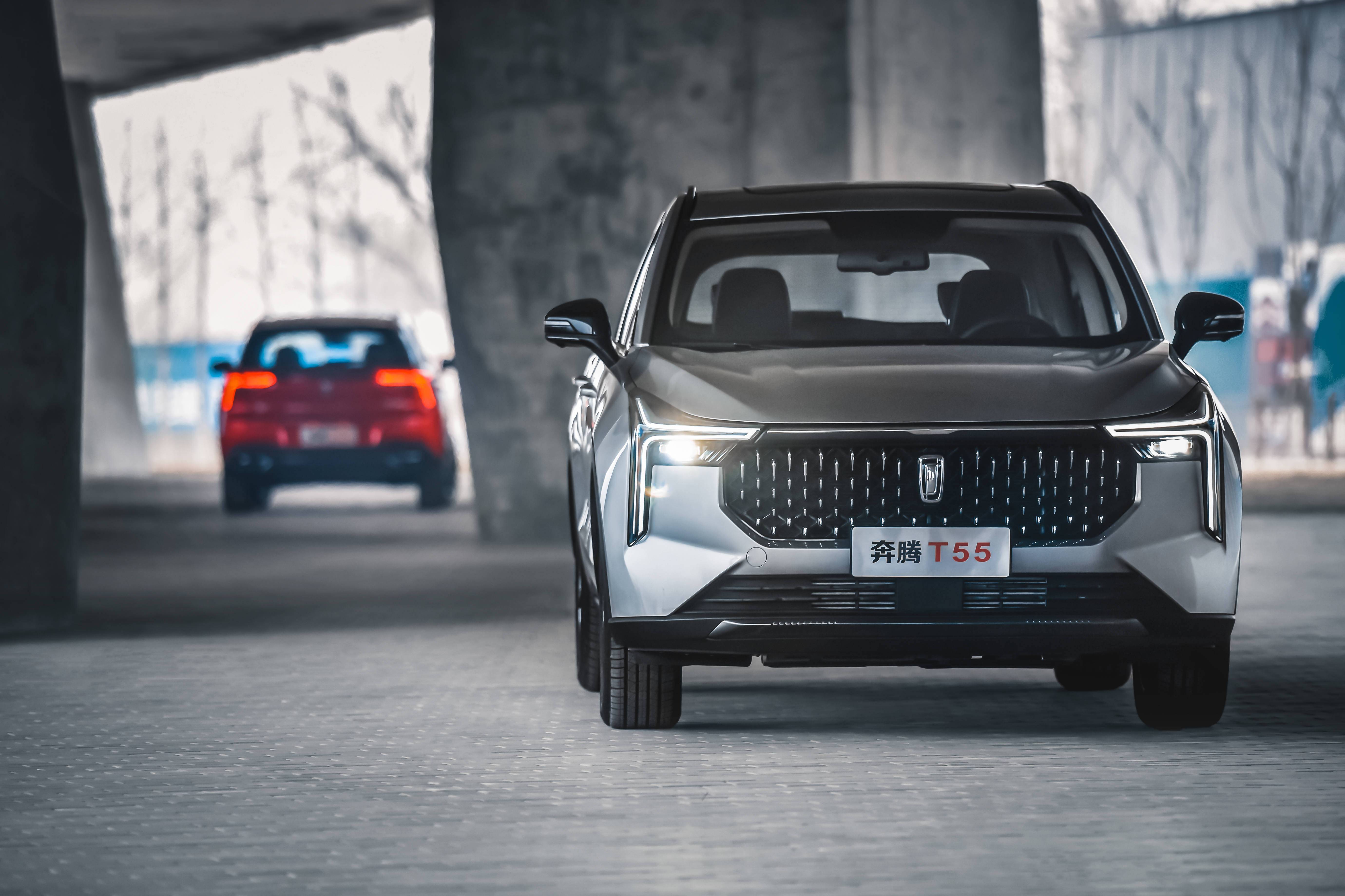 首先在外观方面,作为t系列第三款车型,奔腾t55的外观采用了最新的家族