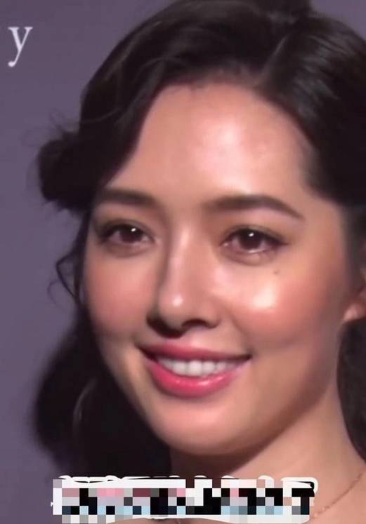 "不久前,当郭碧婷和向佐一起录制视频软件时,在视频中的郭碧婷素颜