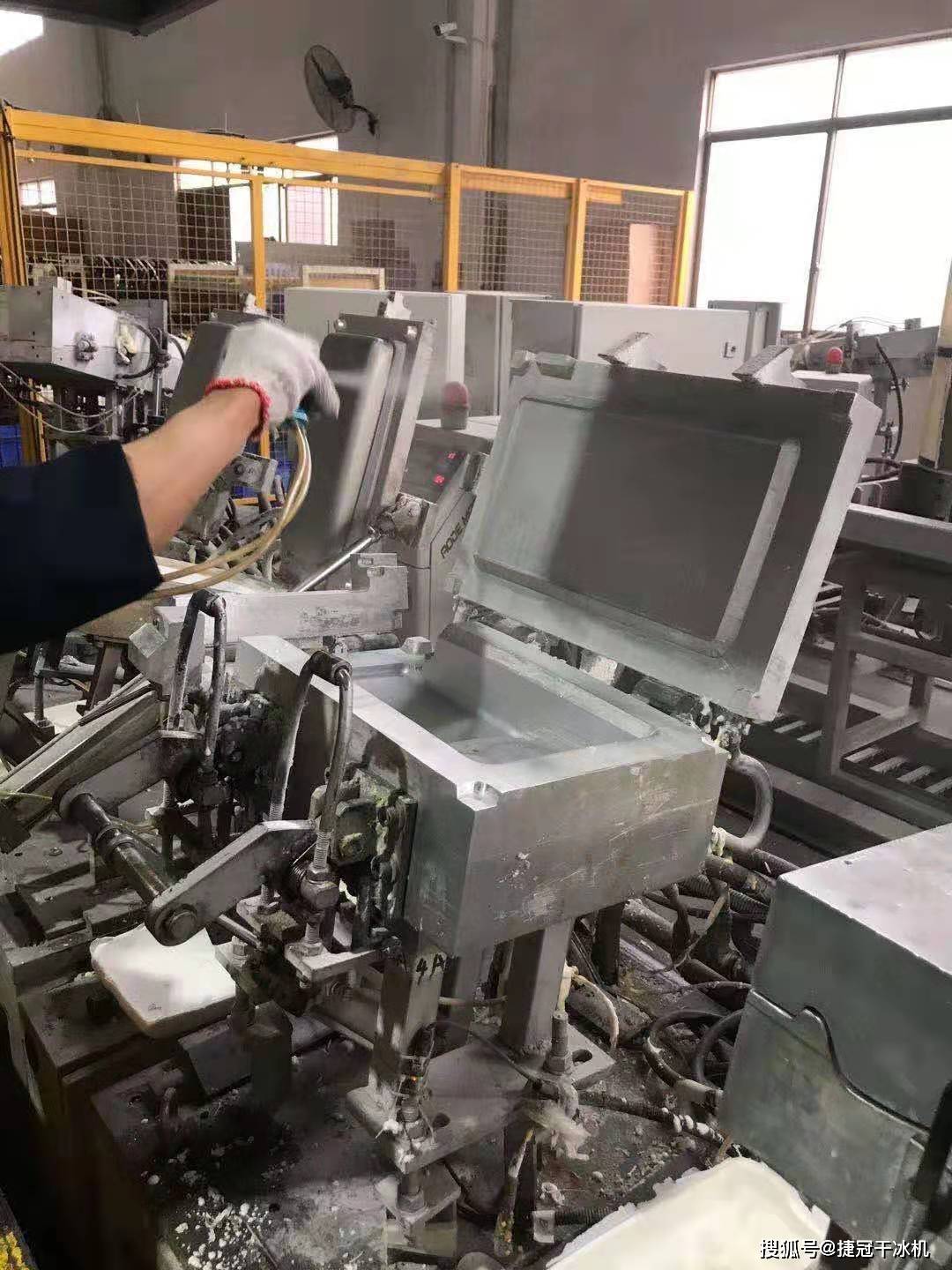 汽车内饰件头枕模具清洗