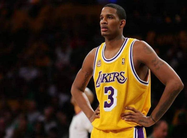 nba最强流浪者,不打球都有人要_特雷沃-阿里扎