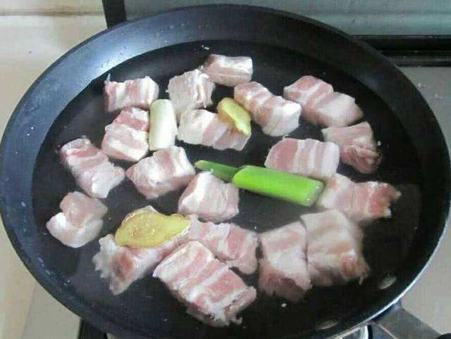 做红烧肉要不要焯水 8c32994f2b234f98927b57bcb9571268.jpeg