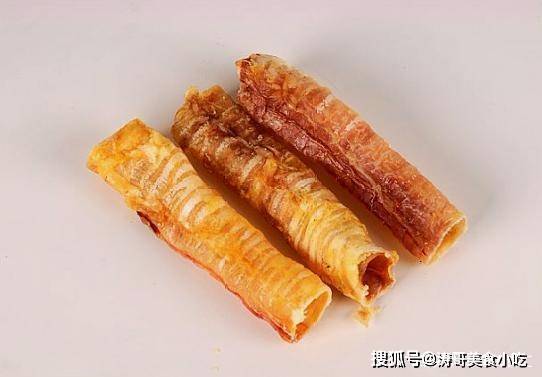 氽芙蓉黄管是山东地区汉族传统名菜之一,是高级技师林本生在1987年