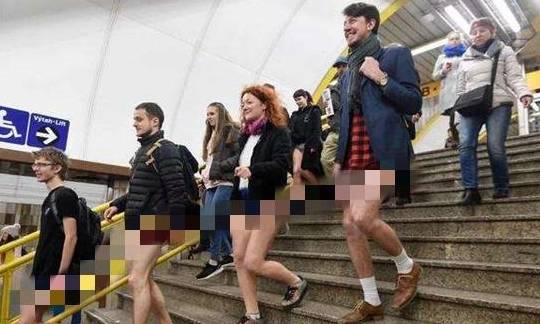 世界“地铁无裤日”，美英日本都很流行，女游客看了羞红脸