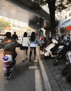 原创
每日一笑:大哥这么大的人了还让妹子抱着走,就不觉得害臊吗
