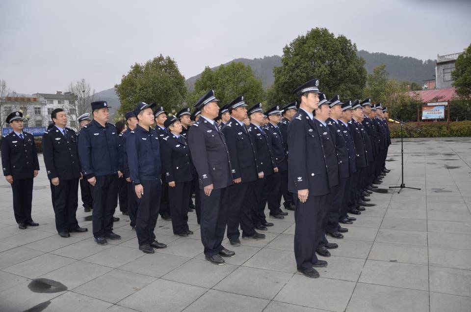 大家排列整齐,在桐柏县政府党组成员,公安局党委书记,局长申凯的带领