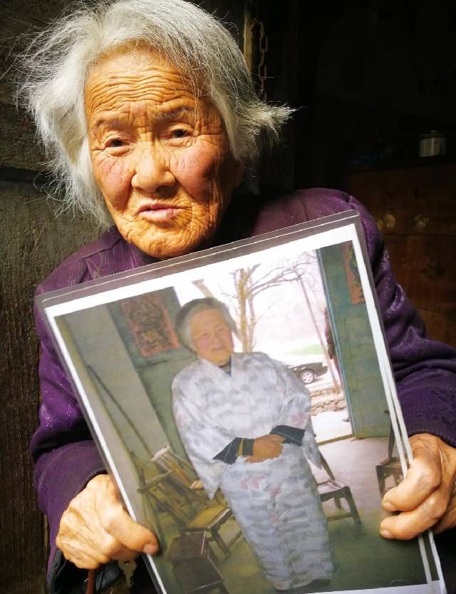 90岁老人到死都不肯上户口 临终前拿出照片 爆出自己的身份 水崎