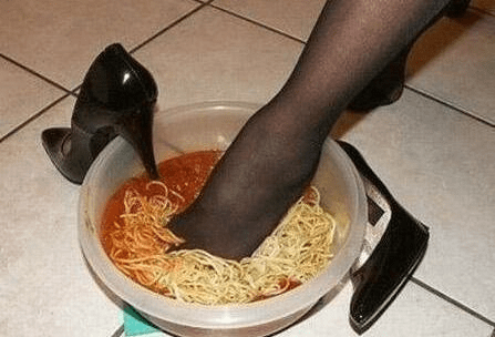 每日一笑听说你们喜欢卷发的妹子可我怎么感觉这么别扭呢