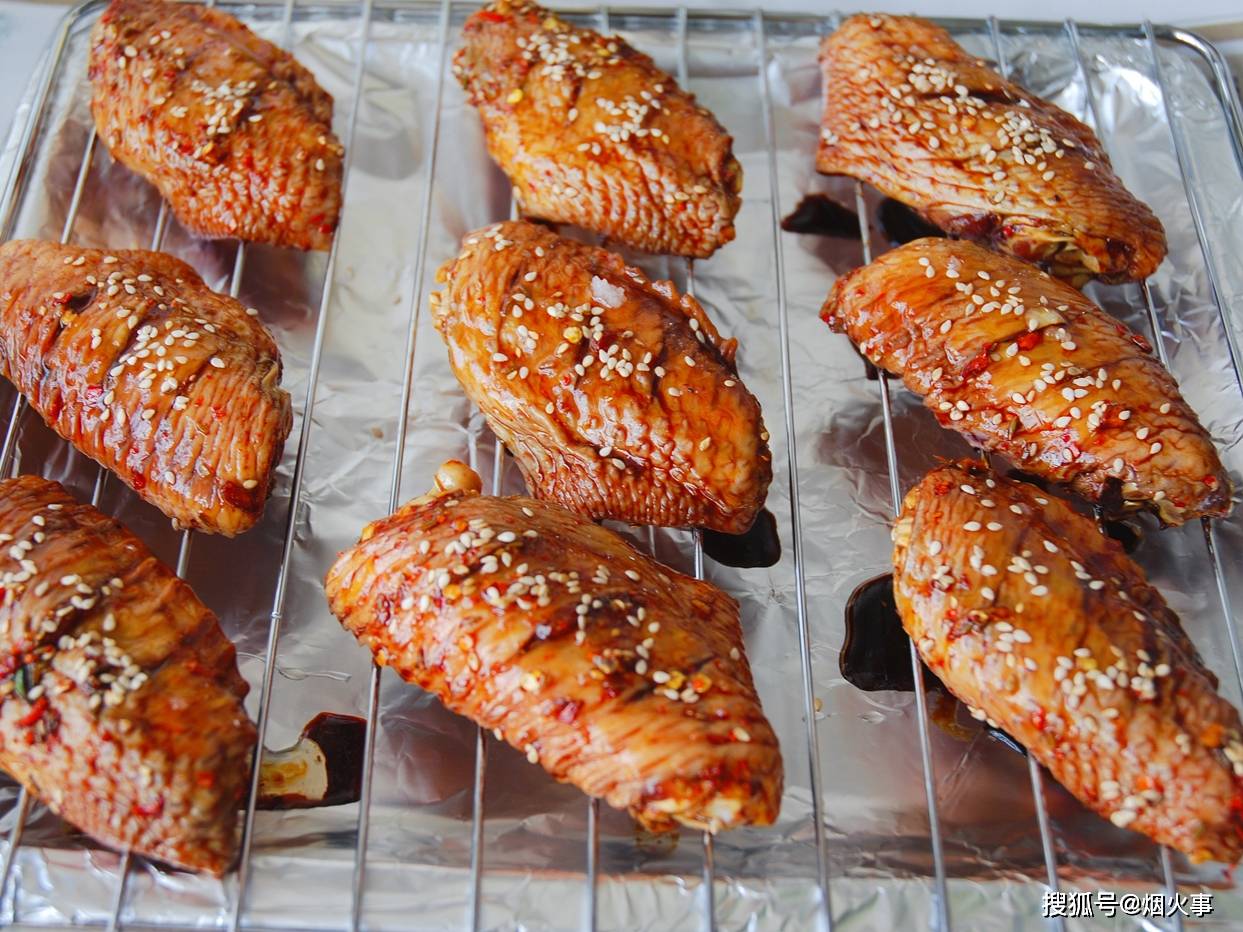 用烤箱做香辣烤鸡翅,外酥里嫩,又香又辣超过瘾,有烤箱的一定要试试