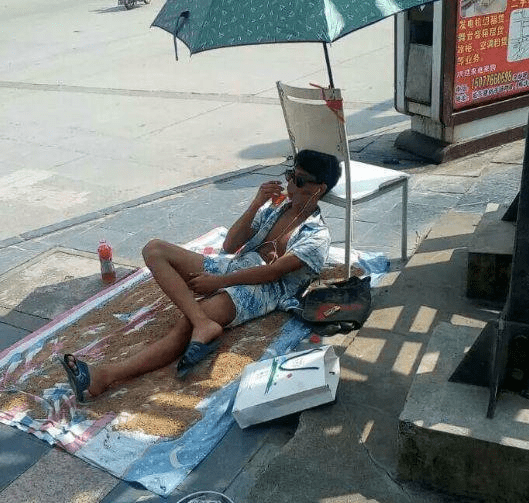 原创
每日一笑:只要心中有海,到哪里都是海滩呢