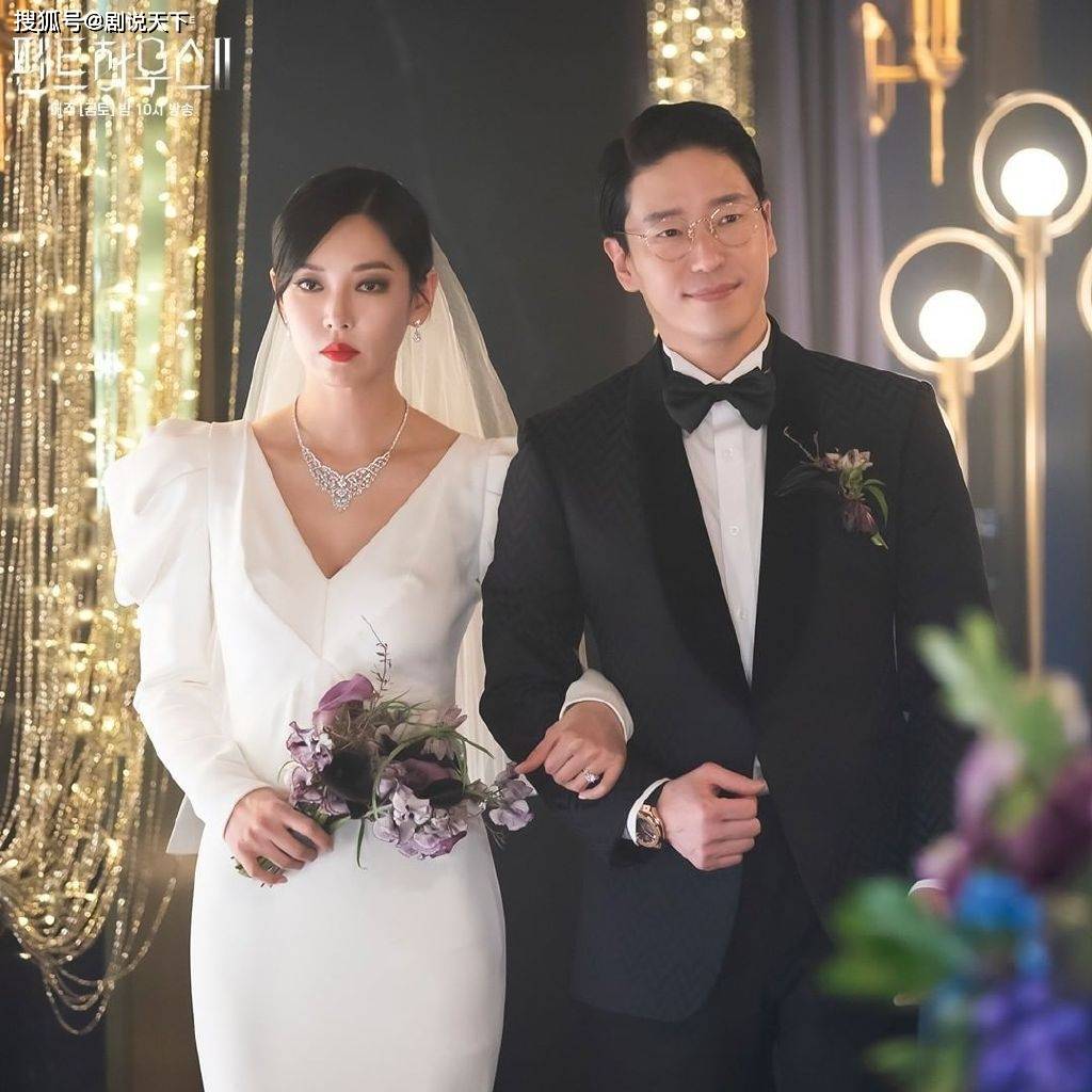 《顶楼2》严基俊金素妍结婚照:众人欢呼雀跃,唯千书真笑中带泪