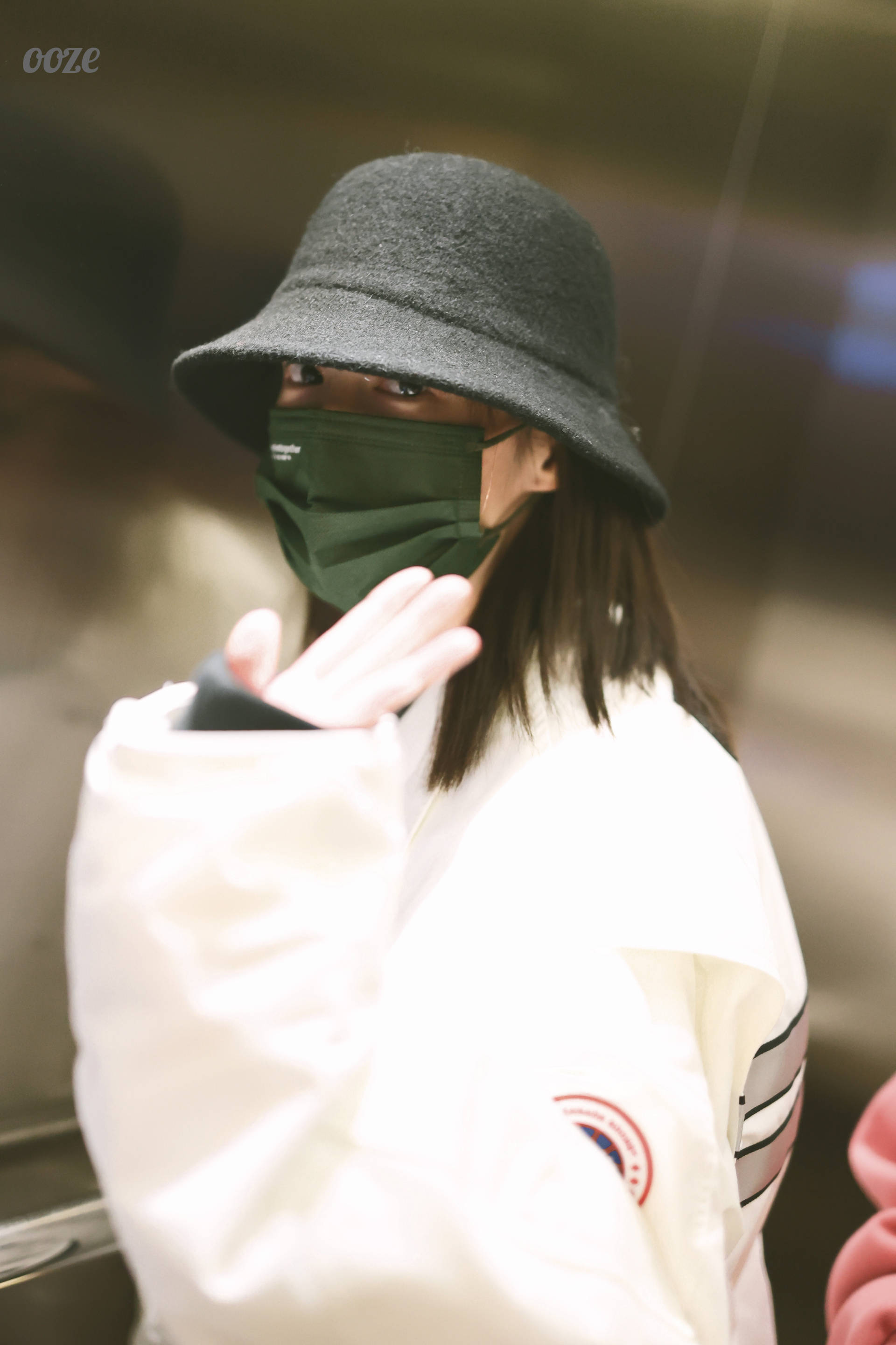 李沁佩戴& other stories渔夫帽展现俏皮活力