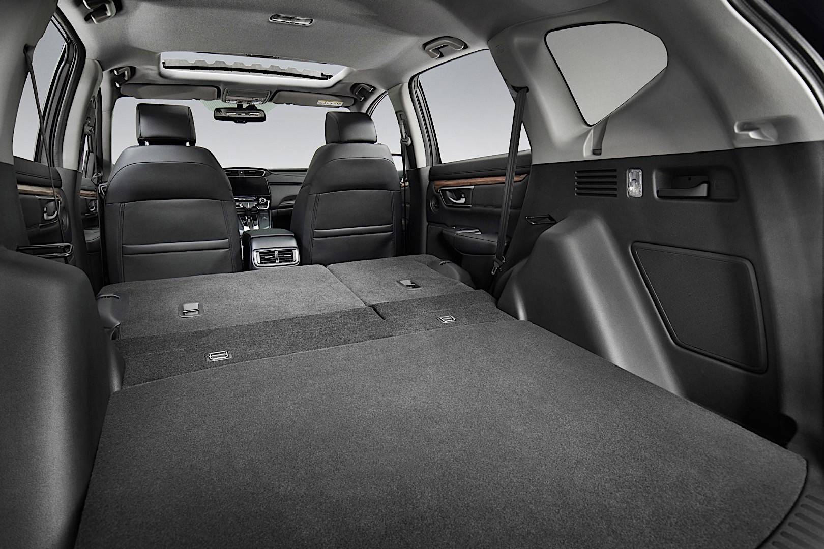 我172cm的身高可以在它的后排拥有两拳以上的腿部空间,而且crv的后排