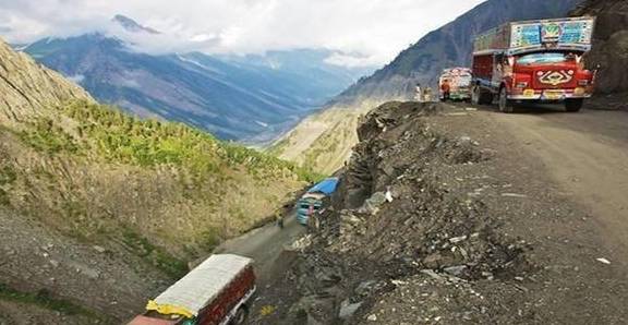 世界上最高的悬崖公路，海拔3500米，一不小心就粉身碎骨