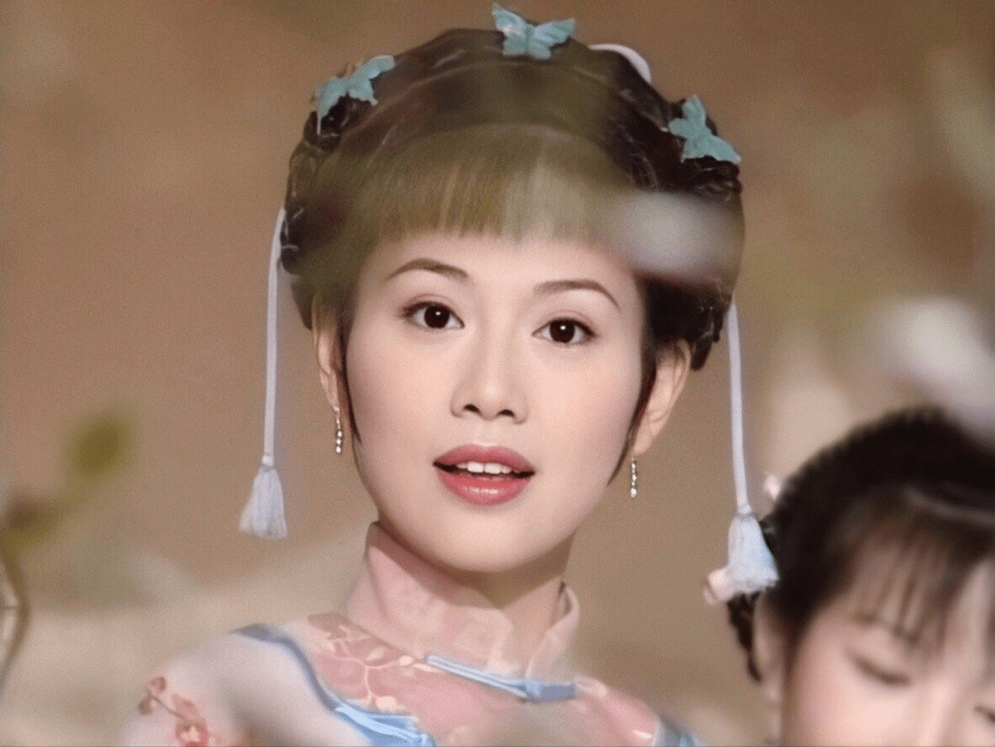 演过《新上海滩》和《金装四大才子》的陈松伶,无论是短发的现代装