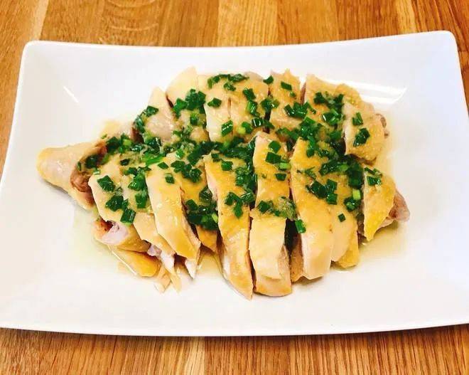 【无水葱油鸡】主料三黄鸡:1只辅料姜:50;葱:50;冰糖:10;料酒:100ml